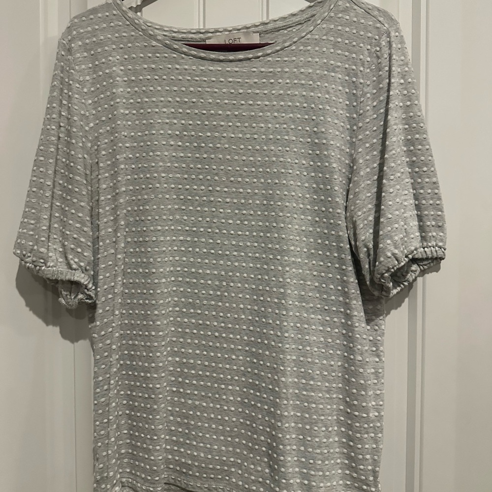 LOFT Gray Polka Dot Short Sleeve Top